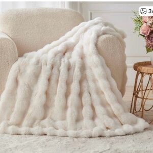 Luxurious Cream Faux Fur Throw Blanket